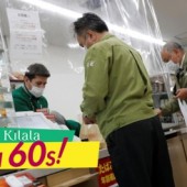 Combini ở Nhật dựng màn nhựa để ngăn virus